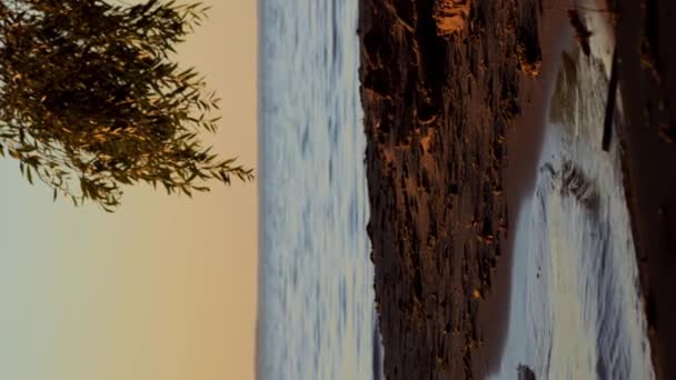 Batan Yaz Güneşinin Meditasyon Çekimi Kumlu Sahilde Sakin Dalgalar Dikey — Stok video