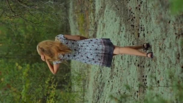 Yaz Elbisesi Içinde Romantik Bir Kız Dışarıda Hayatın Tadını Çıkarıyor — Stok video