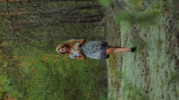 Yaz Elbisesi Içinde Romantik Bir Kız Ormanda Yürüyüp Hayatın Pozitif — Stok video