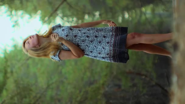 Yaz Elbisesi Içinde Romantik Bir Kız Ormanda Yürüyüp Hayatın Pozitif — Stok video