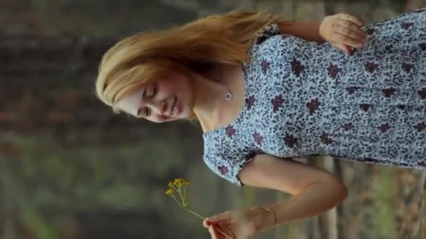 Yaz Elbisesi Içinde Romantik Bir Kız Ormanda Dikey Hayatın Tadını — Stok video