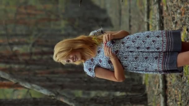 Ніжна Жінка Літній Вечірній Сукні Йде Лісі Насолоджуючись Життям Вертикально — стокове відео