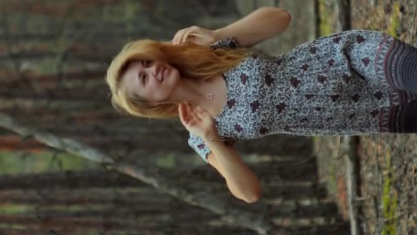 Tender Kvinna Sommar Solklänning Promenader Skogen Njuter Livet Vertikalt — Stockvideo