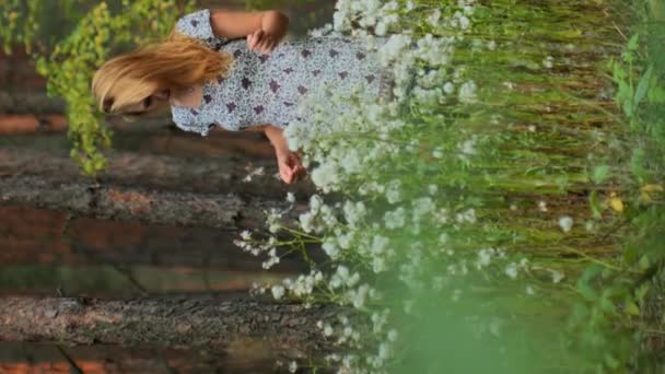 Ευγενική Γυναίκα Καλοκαιρινό Φόρεμα Απολαμβάνοντας Ζωή Στο Γκαζόν Λουλούδια Φυσούν — Αρχείο Βίντεο