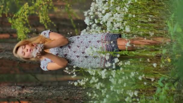 Yazlık Elbisesi Içinde Narin Bir Kadın Çimenlikteki Çiçeklerle Eğleniyor — Stok video