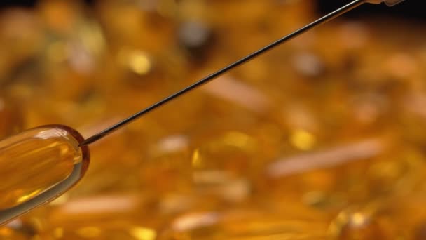 Nadel Durchbohrt Gelatinekapsel Mit Omega Fischöl Pille Nahaufnahme — Stockvideo