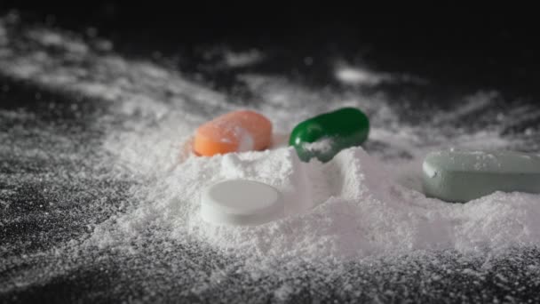 Närbild Färgglada Piller Faller Ner Vitt Kokain Pulver — Stockvideo
