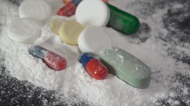 Kolorowe Tabletki Bliska Leżą Białym Proszku Kokainy Obracającym Się Stole — Wideo stockowe