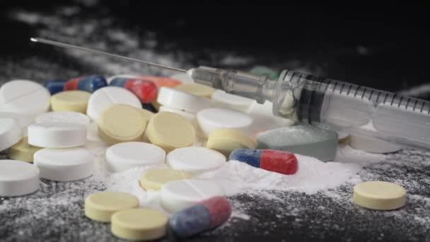 注入および白い粉のコカインの粉および錠剤 薬物の概念および薬物中毒のためのシリンジ — ストック動画