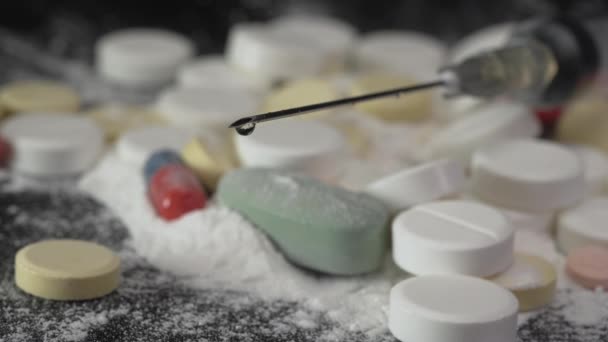 Close Uma Agulha Com Uma Gota Pendurada Medicamento Droga — Vídeo de Stock