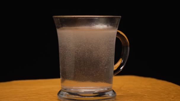 Närbild Kaotiska Rörliga Mönster Bubblor Ett Glas Konsistens Läsk Vatten — Stockvideo