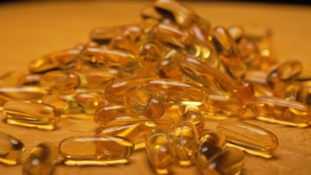 Detailní Otočný Stůl Rotace Želatinových Kapslí Omega Pilulky Rybího Oleje — Stock video