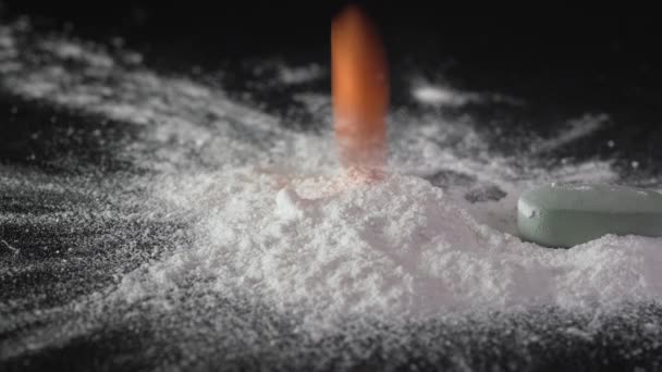 Píldoras Caen Sobre Polvo Blanco Dispersa Concepto Adicción Las Drogas — Vídeos de Stock