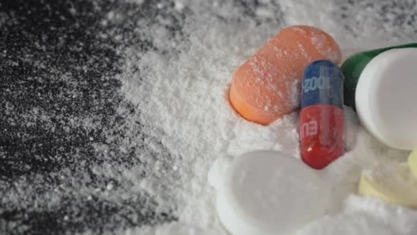 Detailní Makrosnímek Lékařské Tablety Leží Hromadě Bílého Prášku Rotující Točném — Stock video