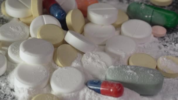 Píldoras Caen Sobre Polvo Blanco Dispersa Concepto Adicción Las Drogas — Vídeos de Stock