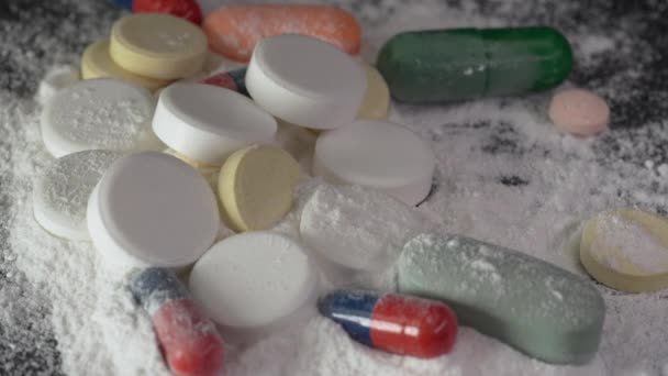 Píldoras Caen Sobre Polvo Blanco Dispersa Concepto Adicción Las Drogas — Vídeo de stock