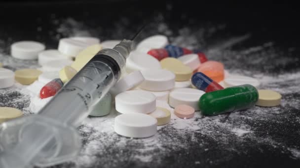 Jeringa Para Inyección Polvo Blanco Cocaína Polvo Tabletas Concepto Drogas — Vídeos de Stock