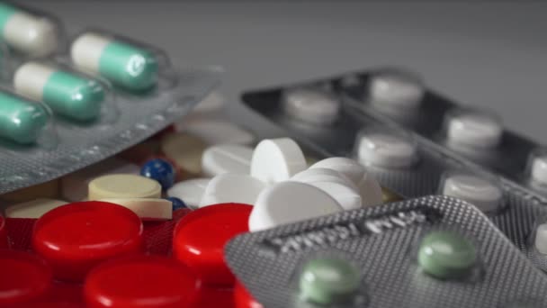 Pílulas Médicas Brancas Cápsulas Vermelhas Verdes Girando Comprimidos Drogas Suplementos — Vídeo de Stock