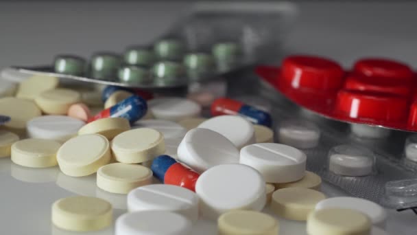 Pillole Mediche Gialle Bianche Capsule Rosse Verdi Ruotanti Pillole Farmaci — Video Stock