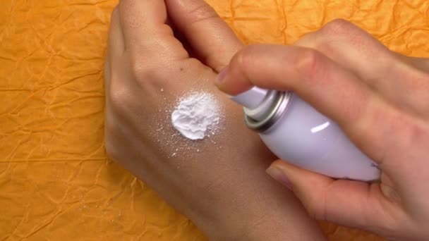 Handsprays Anwendung Von Sonnencreme Beruhigende Feuchtigkeitsspendende Creme Empfindliche Haut Durch — Stockvideo