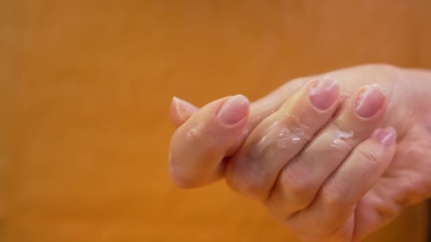 保湿霜应用于指尖以保护手部干燥的皮肤 护肤理念 — 图库视频影像