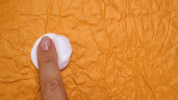 Dedo Aplicando Esfregaço Espuma Creme Branco Animação Vitamina Creme Esfregaços — Vídeo de Stock