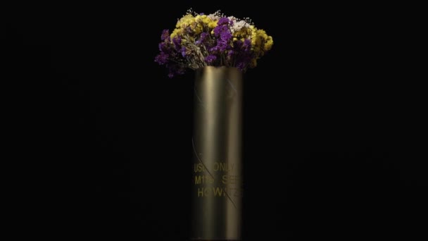 Kein Kriegskonzept Blüht Einer Vase Aus Militärischer Artilleriemunition Mit Granatengeschoß — Stockvideo