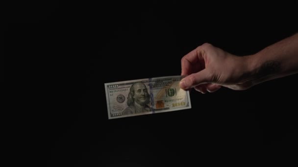 Банкнота 100 Долларов Руке Черном Фоне Появляется Кадре — стоковое видео