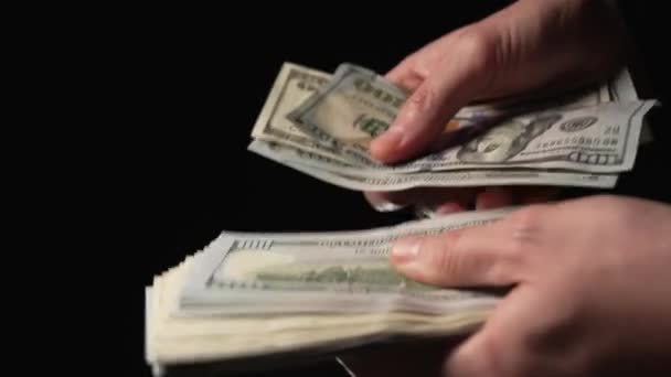 Amerikan Para Birimlerini Saymak Para Dağıtmak Bir Adamın Elleri Dikkatle — Stok video