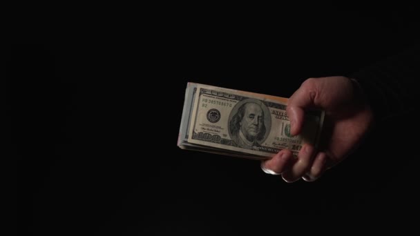 Versteckte Überweisung Einer Großen Geldsumme Auf Schwarzem Hintergrund Nach Bankbetrug — Stockvideo