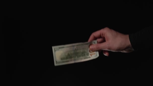 사람은 어두운 방에서 스스로 나누려고 노력하고 있습니다 남자의 100 달러짜리 — 비디오