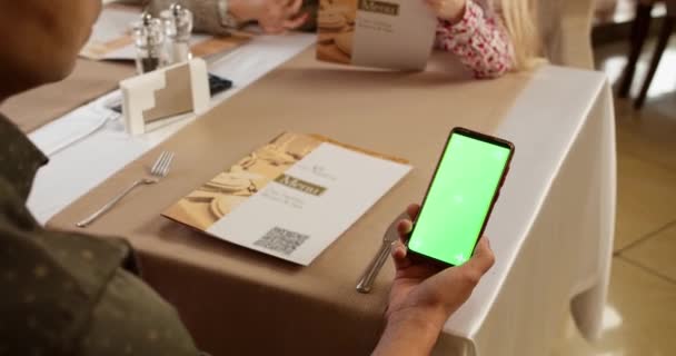 Uomo Ristorante Caffè Tenendo Smartphone Mano Con Schermo Verde Modello — Video Stock