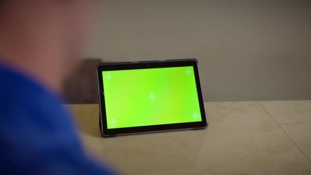男人使用绿色屏幕的平板电脑 手指按在屏幕上 用手指滑动信息触摸屏幕 — 图库视频影像