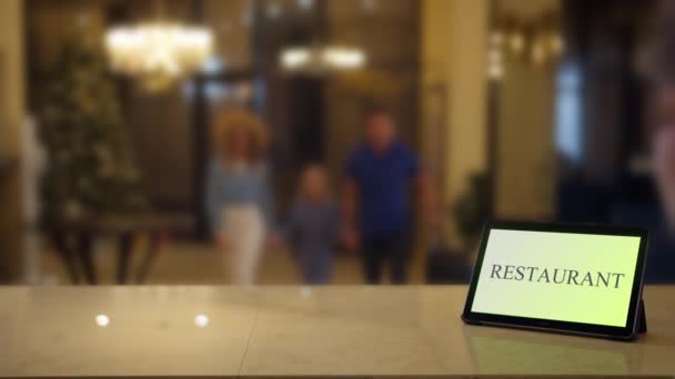 Une Famille Vacances Dans Hôtel Approche Réception Avec Une Tablette — Video