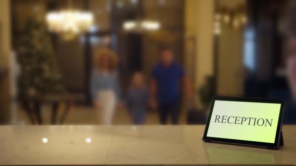 Uma Família Férias Hotel Aproxima Recepção Com Tablet Rotulado Recepção — Vídeo de Stock