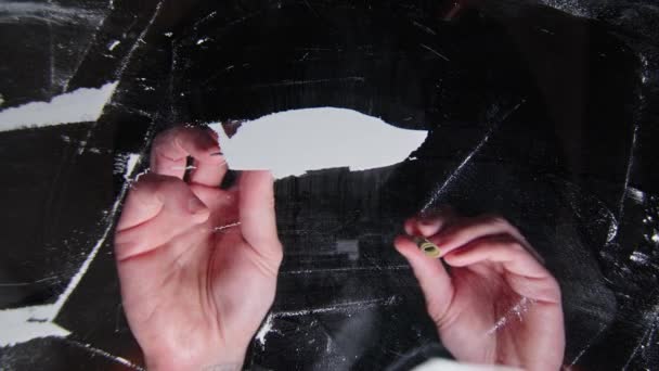 Mão Separa Cocaína Com Cartão Bancário Plástico Uma Superfície Transparente — Vídeo de Stock