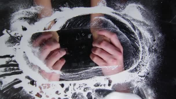 Männerhände Umklammern Frauenhände Schnee Die Liebevolle Fürsorge Ausstrahlen — Stockvideo