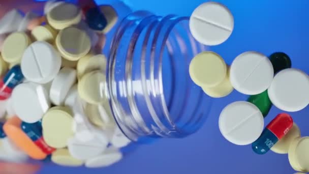 Vários Comprimidos Médicos Derramar Frasco Plástico Transparente Recipiente Uma Superfície — Vídeo de Stock