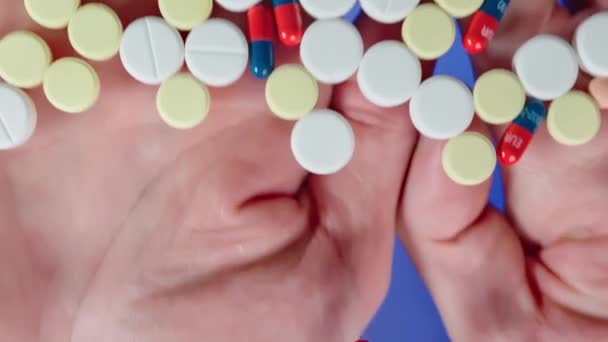 Dlaně Uchopí Odnese Pilulky Stůl — Stock video