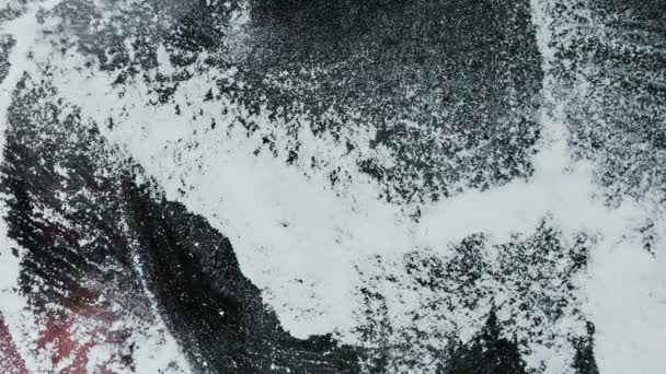 Большая Пушистая Щетка Вытирает Снег Белый Порошок Прозрачной Поверхности — стоковое видео