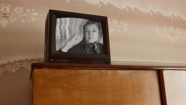陈腐的黑白复古电视机在橱柜里 银幕上的女孩呼吁采取行动 — 图库视频影像