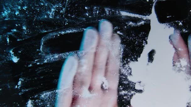 밀가루 코카인과 유사한 분말로 재생하는 손가락의 클로즈업 — 비디오