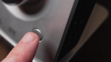 Kulaklığı aç tuşuna bas ev sinema sistemi düğmesi mavi yanıyor
