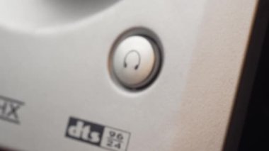 Yanıp sönen kırmızı kulaklık sembolü tuşuna bas ev sinema sistemi düğmesi kırmızı yanıyor