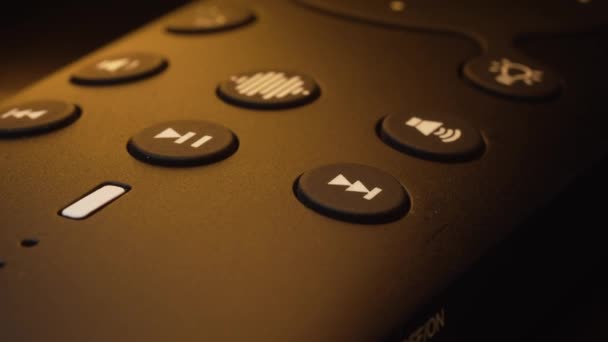 Δάχτυλο Πατήστε Φωνή Βοηθός Σύμβολο Κουμπί Κλειδί Τηλεχειριστήριο Τηλεόραση Σπίτι — Αρχείο Βίντεο