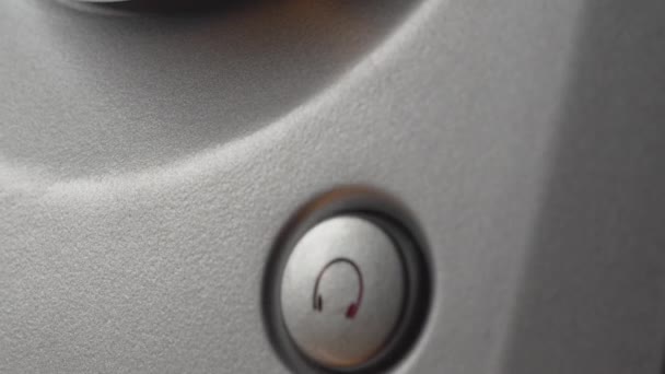 点滅する赤いヘッドホンの記号ボタンのキーホーム シアター システム ボタンは赤く点灯します — ストック動画