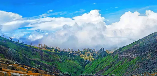 Endonezya 'daki Java adasında dağ panoraması