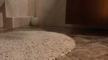 Kadın bacakları halıda kadın ayakları banyoda halının üstünde