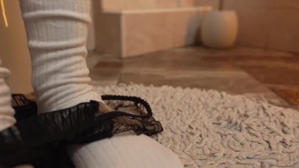 トイレの手の暖かい白い靴下のクローズアップ脚はパンティに置きます — ストック動画