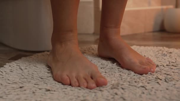 Majtki Spadające Kobiece Stopy Toalecie Kobiece Nogi Zbliżenie Kobieta Ściągająca — Wideo stockowe